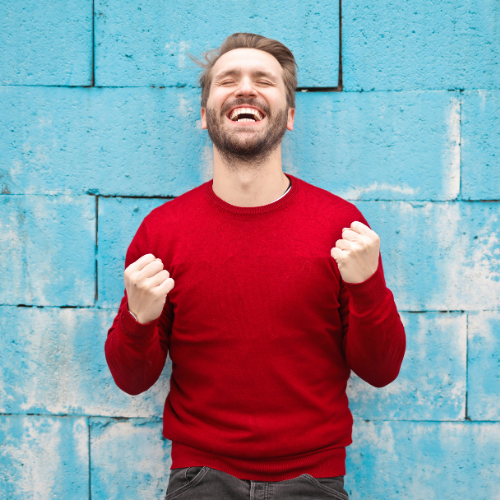 Mann freut sich